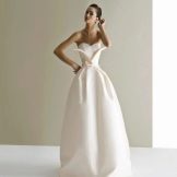 Robe de mariée luxuriante avec une coupe rigide