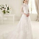 Νυφικό από τη συλλογή MANUEL MOTA από την Pronovias, κλειστό