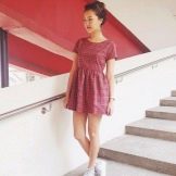 Robe à carreaux rouge avec des baskets