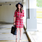 Robe à carreaux rouge avec sandales