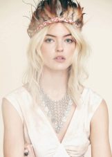 Complementing the bride's look with feathers