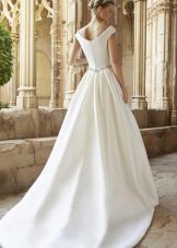 Train on the wedding dress, sewn on the waist line