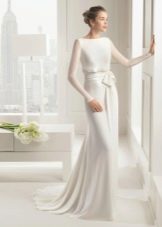 Closed-back straight wedding dress