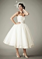Lush short wedding dress in the style of the 50s
