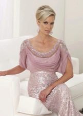 Tenue de soirée pastel pour la maman du marié