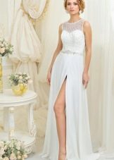 Wedding dress with a slit is not puffy