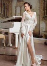 Closed wedding dress not puffy with a slit