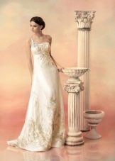 Robe de mariée de la collection Ellada sur une épaule