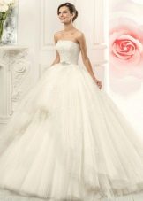 Lush white wedding dress from Navibl
