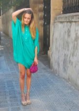 Τυρκουάζ φόρεμα με ροζ τσάντα