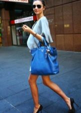 Black shoes for a blue dress