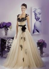 Robe de mariée de Tanya Grig avec dentelle noire