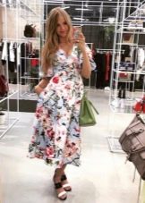 Robe midi fleurie avec roses
