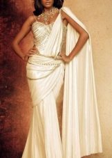 Φόρεμα saree σε ανατολίτικο στυλ με πολλά στολίδια
