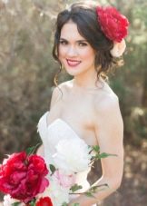 Hairstyle with fresh flowers for a wedding dress