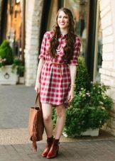 Robe chemise à carreaux rouge moyenne