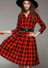 Robe mi-longue à carreaux rouge avec jupe ample