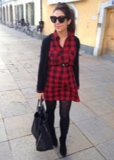 Robe rouge à carreaux noirs