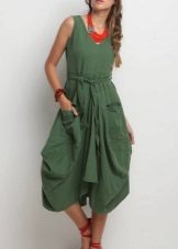 Balloon dress combined with oversized jewelry
