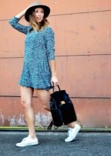 Viscose dress combined with sneakers and a hat