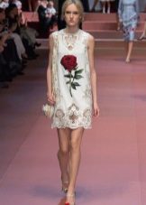 바닥에 장미와 천공이 있는 Dolce Gabbana 화이트 드레스