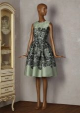 Robe Tatianka en satin vert avec dentelle cousue
