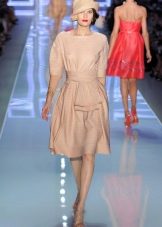 Dress with a free sleeve in the style of dandies