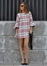 Short plaid dress combined with ballerinas