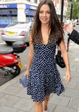 Robe bleue à pois blancs