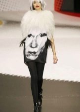 Robe courte noire et blanche bordée de fourrure avec portrait imprimé photo