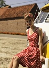 Robe rouge à pois