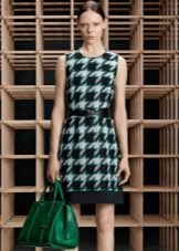 Robe à pattes d'oie noires et vertes sur fond blanc
