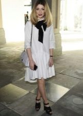Low-rise white fluffy skirt