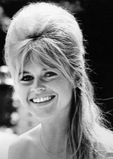 60s high hairstyle