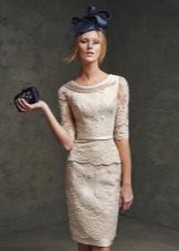 Blue accessories for a beige sheath dress