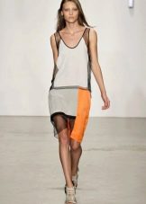 Shoe to a sporty gray dress up to the knees
