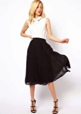 Skirt sun combined with a classic white top
