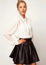 Skirt sun combined with a classic white top