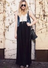 Long black semi-sun skirt combined with a denim vest