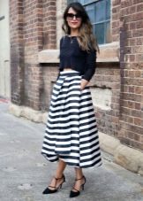 Haut large combiné avec une jupe longue pour les filles avec une silhouette de type poire