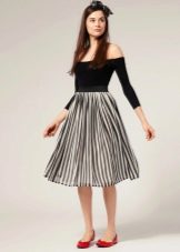 Lightweight skirt below the knee