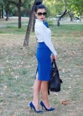 Синя пола-молив в комбинация с бяла риза