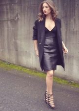 Formal look with high-waisted pencil skirt