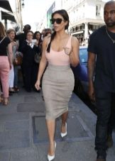 Pencil skirt combined with a tank top