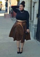 Half-sun skirt below the knee for full