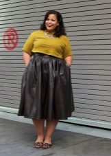 Full skirt below the knee for full