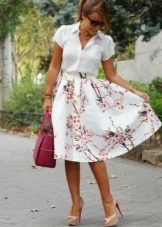 Summer semi-sun skirt below the knee with floral print