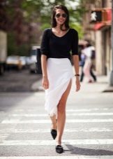 Summer skirt below the knee with a large slit along the thigh