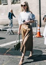 Below the knee skirt combined with sandals
