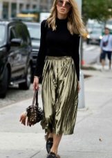 Below the knee skirt combined with maccases